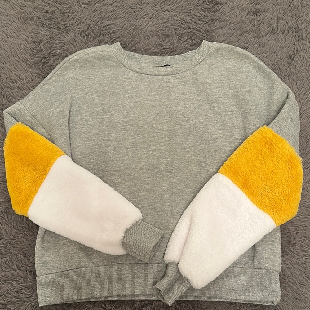 SWS Active Gray Sweater with Yellow & White Fur Sleeves Size Small